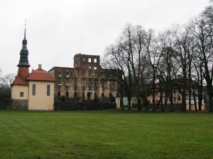 Ruinerna efter Stjärnorps slott med Stjärnorps kyrka