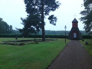 Gårdveda kapell och grundmuren från den gamla kyrka